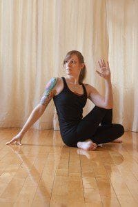 Yoga y escoliosis posturas para una espalda recta 1 Ardha Matsyendrasana