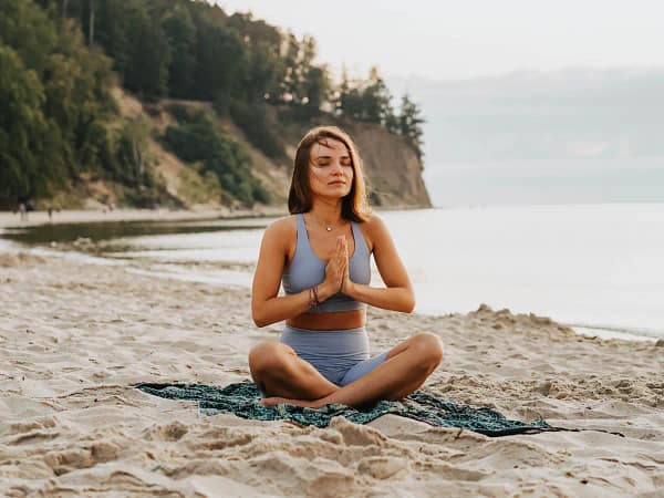 Mejor dieta para practicar Yoga (alimentos antes y después) 1 meditar y hacer yoga en ayunas